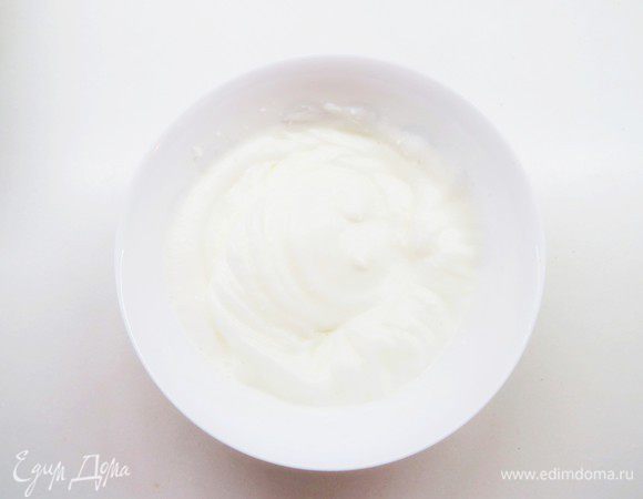 Хорошо взбить охлажденные белки сначала на маленькой скорости, потом на большой.