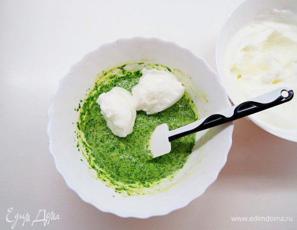 К шпинатной массе сначала добавить 3 — 4 столовые ложки взбитых белков, аккуратно перемешать спатулой. Аккуратно вмешать оставшиеся белки в массу.