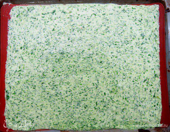 Противень размером 30Х40 см выстелить бумагой для выпечки (у меня силиконовый коврик), выложить тесто на противень, разровнять. Выпекать корж в заранее разогретой до 180°С духовке около 15 минут (до коричневого цвета запекать не надо!). 