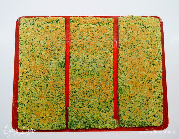 Дать бисквиту остыть, снять бумагу для выпечки и аккуратно разрезать на 3 части. 