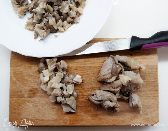 Готовим начинку. Вешенки хорошо промыть и отварить в подсоленной воде 15 минут, затем мелко порезать. 