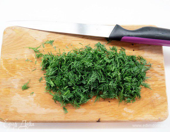 Зелень мелко нарезать.