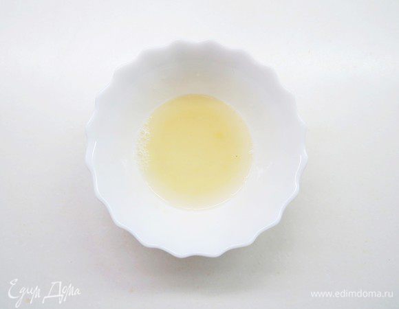 В теплой воде замочить желатин, затем прогреть на небольшом огне до растворения желатина (не кипятить!).