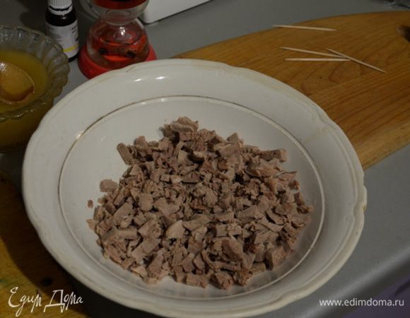 Отварное филе нарезаем мелкими кубиками.