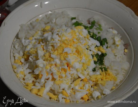 Яйца отвариваем, мелко нарезаем. У меня на подоконнике вырос лук зеленый, я добавила еще и его. Все перемешиваем, начинка готова.