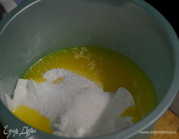 Растапливаем масло, добавляем сметану, соль, сахар и все перемешиваем.