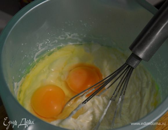 Вбиваем яйца и еще раз перемешиваем.