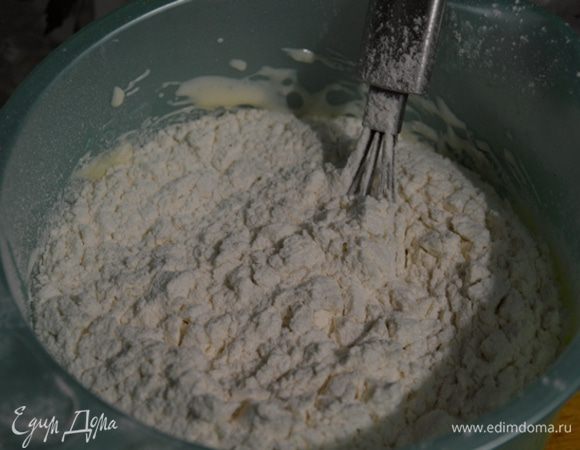 Просеиваем муку с разрыхлителем и перемешиваем. Тесто тоже готово.