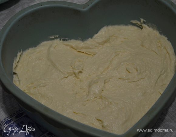 На дно формы выкладываем половинку теста. На 14 февраля решила сделать пирог в форме сердца.