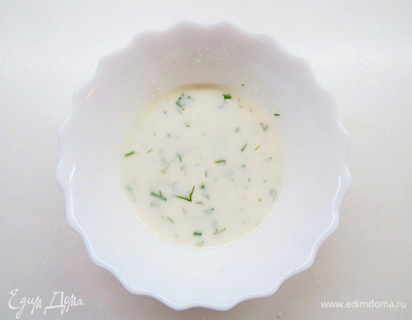 К растворенному желатину добавить несколько ложек сырной массы, тщательно перемешать. 