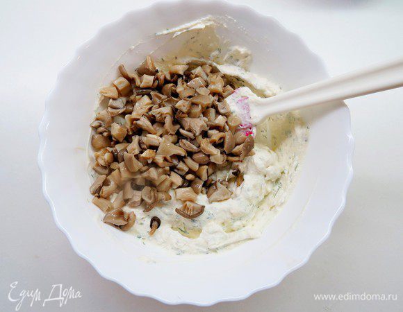 Добавить растворенный желатин к основной сырной массе, хорошо перемешать, затем добавить нарезанные грибы. 