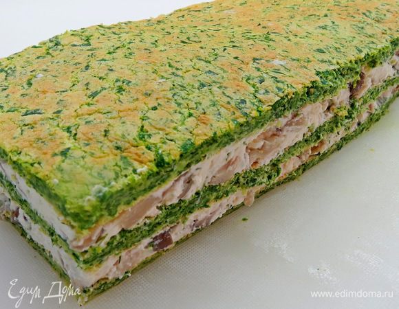 Начинаем сборку. На первый корж выкладываем половину сырно-грибной массы, накрываем вторым коржом, выкладываем вторую половину начинки, сверху накрываем третьим коржом. Накрыть коржи с прослойкой пленкой и убрать в холодильник примерно на 1 час. 