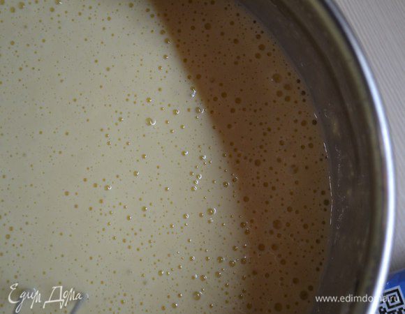 Взбить миксером на большой скорости. 
Туда добавить муку и разрыхлитель + сахарную пудру. Перемешать.