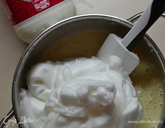 Отдельно взбить 2 белка в пену и добавить к тесту. 