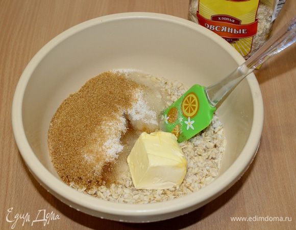 Добавить сахар, мягкое сливочное масло, перемешать. Сливочное масло должно растаять.