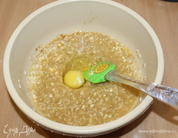 Ввести яйца, снова перемешать.