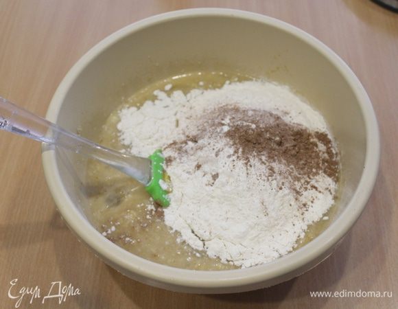 Добавить муку, соль, соду, какао. Снова перемешать.