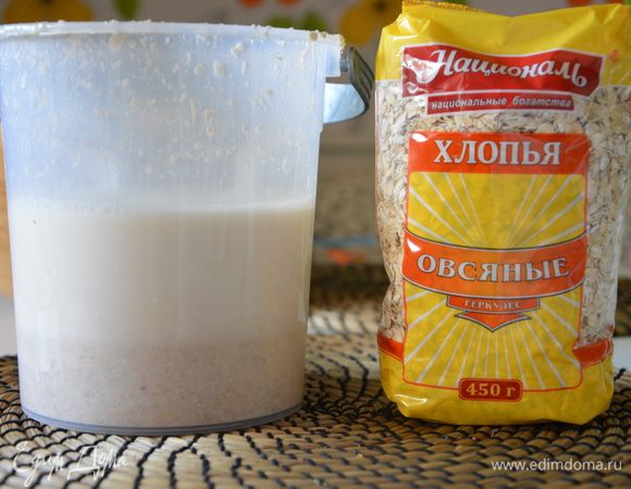 Овсяные хлопья ТМ «Националь» измельчить в комбайне или кофемолке и замочить в прохладной воде, закрыть крышкой, убрать в теплое место на ночь.
