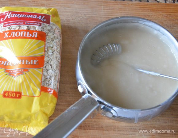 Довести до кипения, посолить и варить 3 минуты, постоянно помешивая.