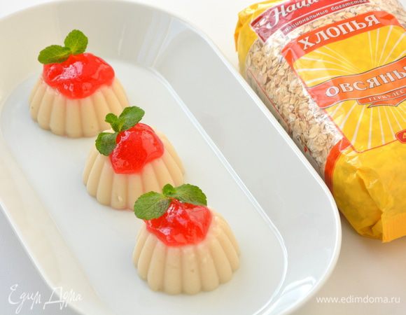 Можно подавать с вареньем. Я подавала с домашним желе из красной смородины. Приятного аппетита!