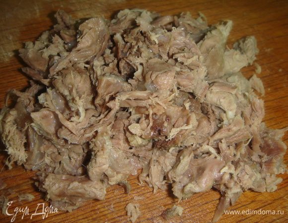 Говядину отварить в течение часа, не забывая снимать пенку. Готовое мясо отсоединить от кости и выложить в бульон. Бульона надо 2 — 2,5 литра.