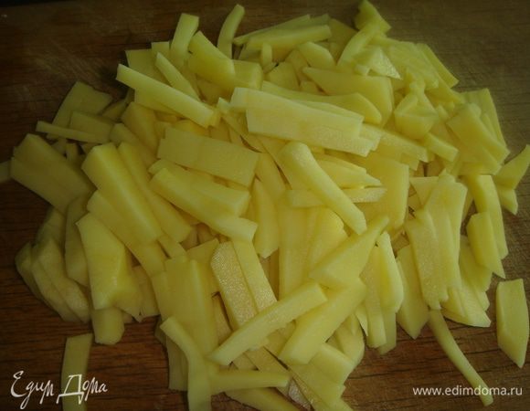Картофель почистить и нарезать соломкой. Выложить в кастрюлю.