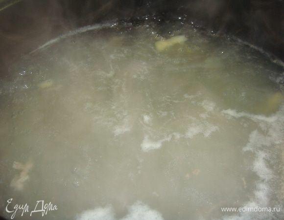 Бульон посолить, поперчить, добавить лавровый лист. Варить 20 минут.