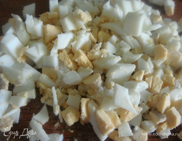 Яйца отварить и нарезать. Выложить в кастрюлю, варить 5 минут.