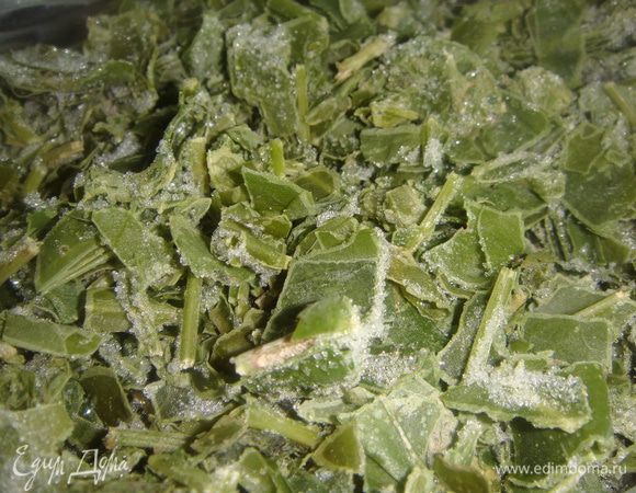 В сезон, конечно, щавель надо брать свежий, но т.к. сейчас февраль, я беру замороженный щавель. Выложить щавель в бульон.