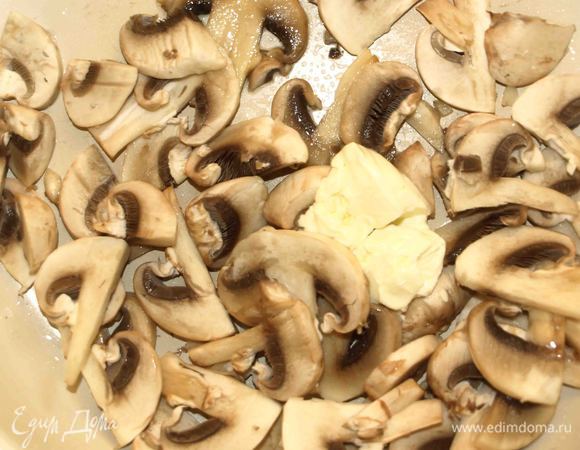 Грибы нарезать пластинами и обжарить на растительном и сливочном масле «Домик в деоевне» до золотистого цвета. Добавляем соль, перец. Перекладываем грибы в тарелку.