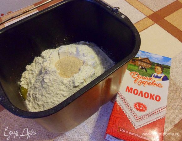 Согласно инструкции к хлебопечке закладываем молоко «Домик в деревне», яйца, растопленное сливочное масло, сахар, соль, ванилин, муку и дрожжи. Выставляем режим «Замес теста».