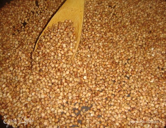 Гречневую муку я сделала сама. 1,5 стакана гречки хорошо промыть и обжарить на сухой сковороде.