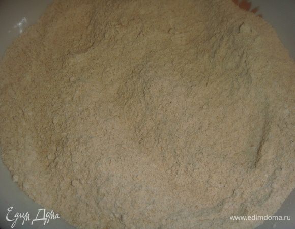 В миску просеять пшеничную и гречневую муку.