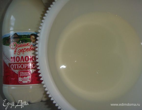 Отборное молоко «Домик в деревне» подогреть и растворить в нем сахар с солью.