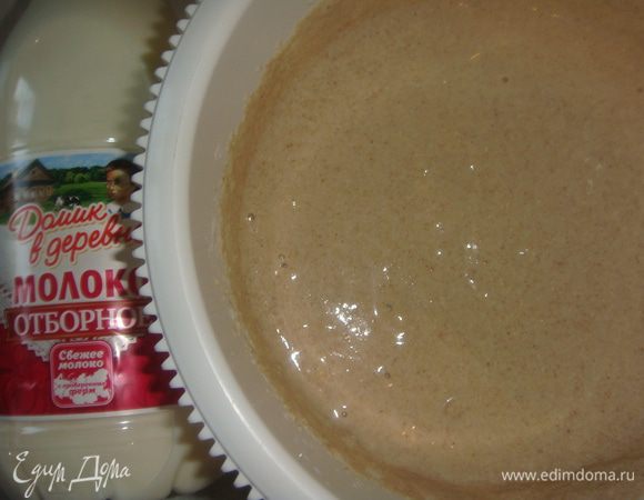 Вбить яйцо и всыпать муку, взбить миксером до однородного состояния. Накрыть посуду с тестом пищевой пленкой и оставить на 30 минут.