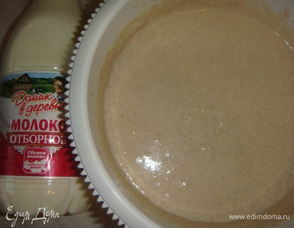 Влить масло в тесто и перемешать. Если тесто получилось очень густое, добавьте в него 1/2 стакана воды.