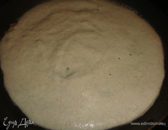 Сковороду разогреть, смазать немного подсолнечным маслом. Выложить тесто половником и разровнять. Жарить блины с двух сторон под закрытой крышкой до золотистого цвета. 