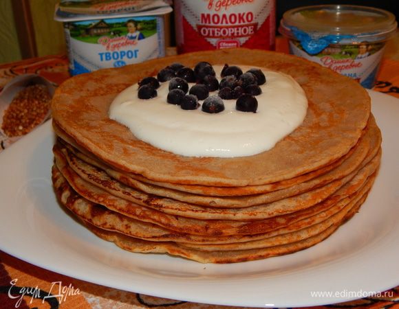 Ароматные гречневые блины полить соусом и подавать к чаю или молоку. Приятного аппетита!