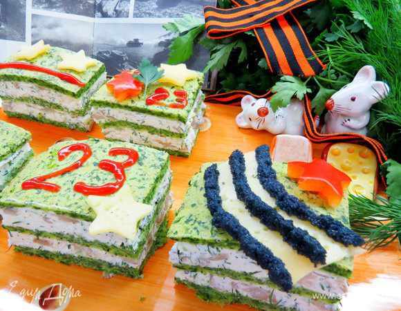 Украсить шпинатные кубики можно как душе угодно. Я решила их сделать тематическими в честь предстоящего Дня защитника Отечества.