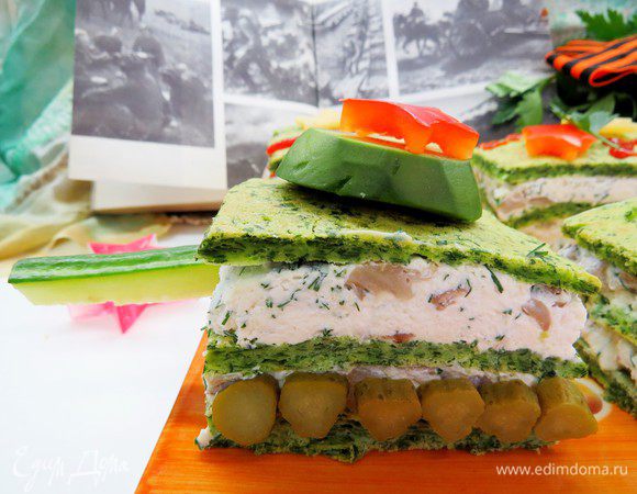 Кусочек авокадо, порезанный корнишон и огурчик превращают наш шпинатный кубик в маленький танк. Дети, особенно мальчики, будут в восторге. Да и взрослые не могут сдержать улыбки. Приятного аппетита!