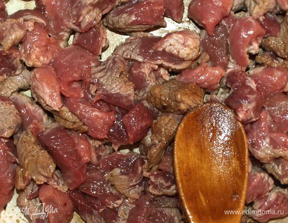 Говядину мелко нарезать и обжарить в сковороде, в которой готовились грибы. Добавляем соль, перец, кориандр по вкусу. При желании можно добавить еще ложку сливочного масла.  