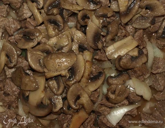 Добавляем лук, нарезанный полукольцами. Готовим 2 — 3 минуты и добавляем грибы. 