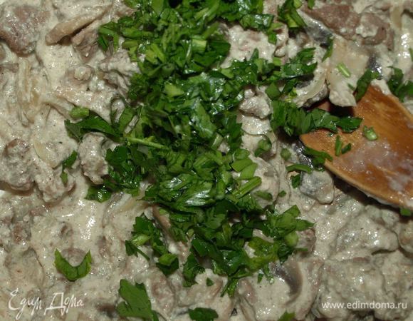 Отставляем начинку, чтобы она остудилась. В остывшую начинку добавляем нарезанную петрушку. 


