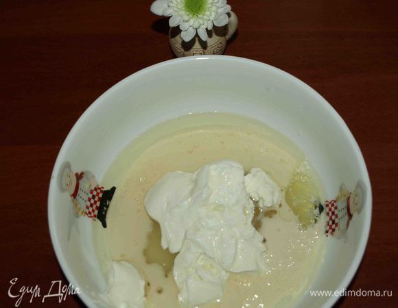 В миске смешать творог 0,1 % «Домик в деревни», яичный белок, соль, сахар, молоко, растительное масло.