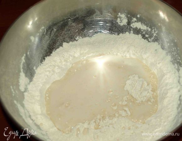 Муку просеять. Добавить разрыхлитель. Соединить муку с творожной смесью.