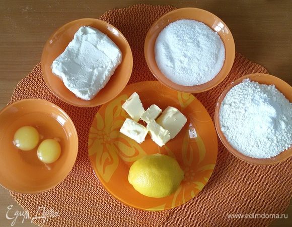 В первую очередь нужно подготовить все необходимые ингредиенты и поставить духовку на разогрев (температура 180°C).