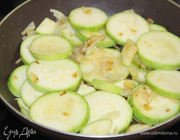 Лук нарежьте полукольцами и обжарьте на сливочном масле до мягкости, затем добавьте кабачок, посолите, поперчите и тушите 7 — 8 минут.