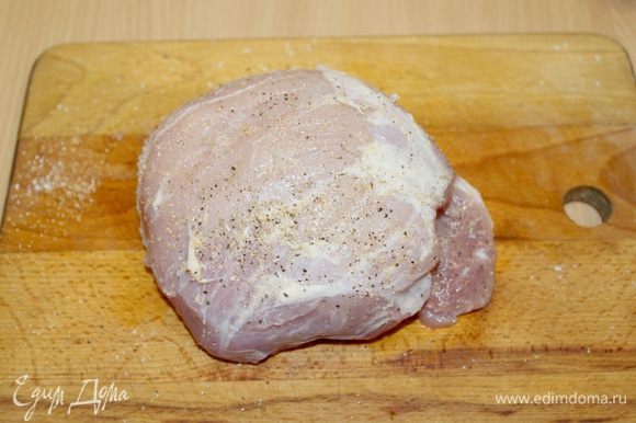 Свинину натереть солью, перцем и гранулированным чесноком.