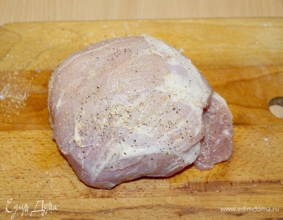 Свинину натереть солью, перцем и гранулированным чесноком.