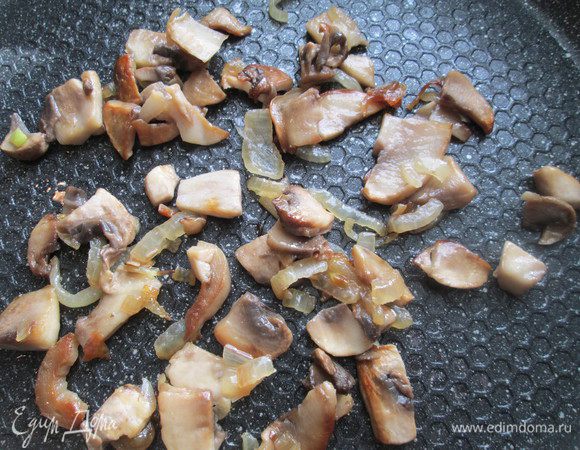 Приступаем к самому процессу выпечки блинов с припеком. 
Первый вариант: на раскаленную сковороду кладем начинку из грибов с луком, добавив немного рубленной зелени.